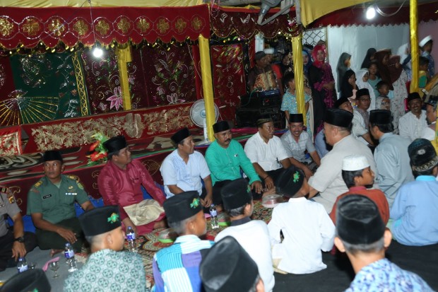 Bupati Tanjung Jabung Timur Romi Hariyanto bersama masyarakat Nipah Panjang